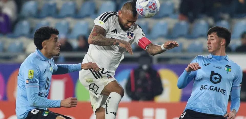 Arturo Vidal cabeceando el balón contra O'Higgins