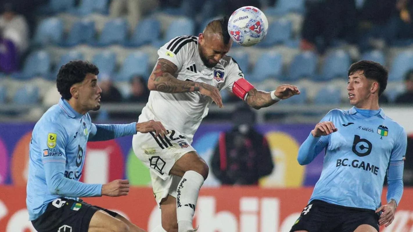Arturo Vidal cabeceando el balón contra O'Higgins