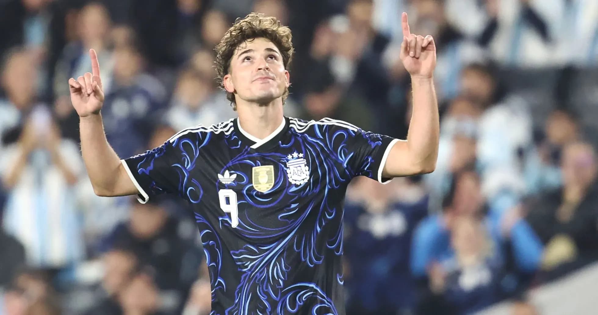 Jugador argentino celebrando con los dedos en alto