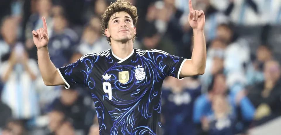 Jugador argentino celebrando con los dedos en alto