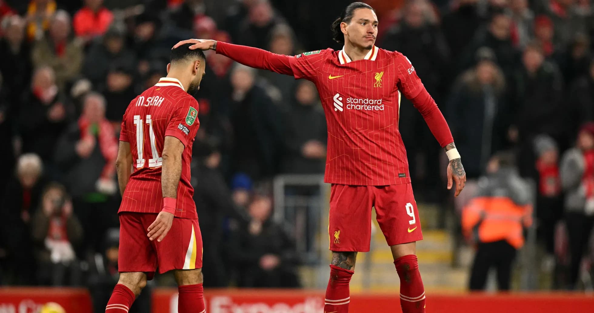 Jugadores de Liverpool consolándose tras el partido
