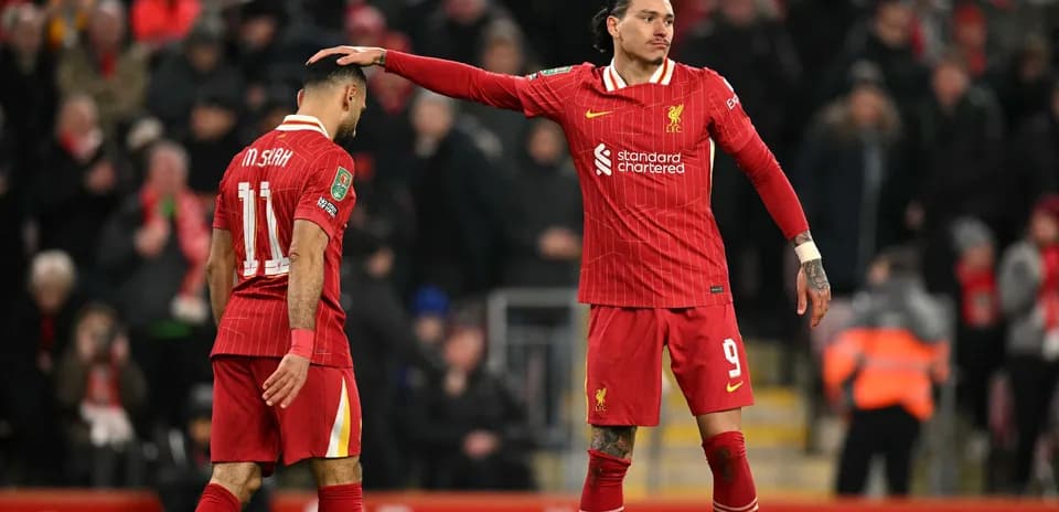 Jugadores de Liverpool consolándose tras el partido
