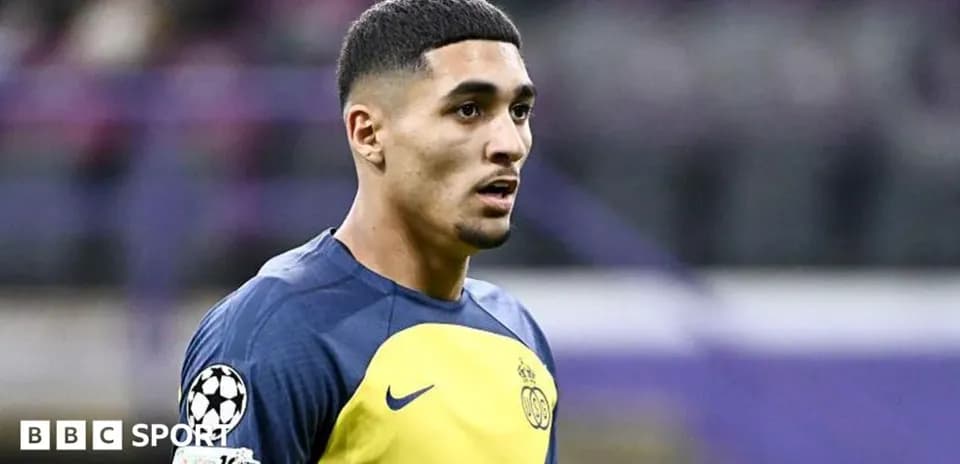 Jugador en uniforme durante el calentamiento previo al partido
