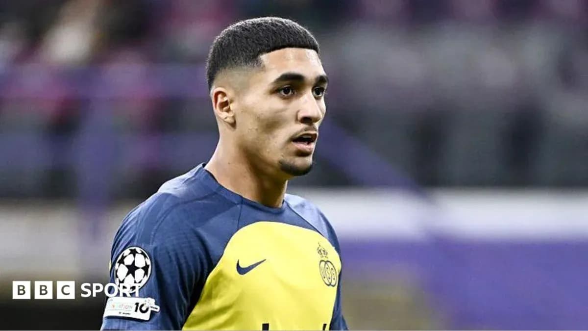 Jugador en uniforme durante el calentamiento previo al partido