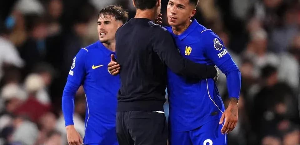 Jugadores de Chelsea hablando con el entrenador