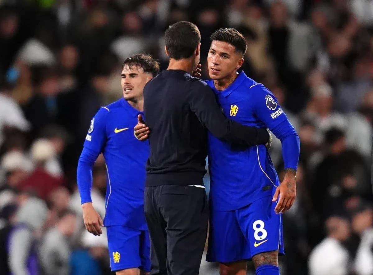 Jugadores de Chelsea hablando con el entrenador
