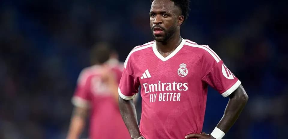 Jugador de Real Madrid en camiseta rosa en el campo