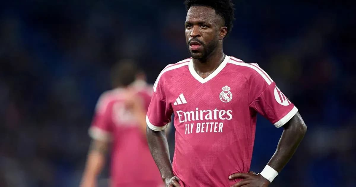 Jugador de Real Madrid en camiseta rosa en el campo