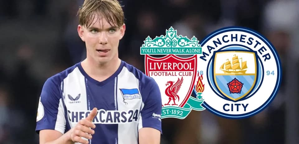 Jugador señalando durante partido entre Liverpool y Manchester City