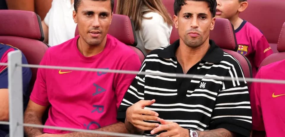 Dos hombres sentados en el estadio de fútbol
