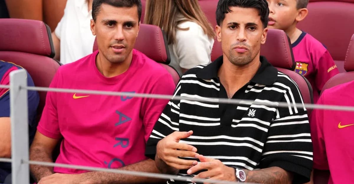 Dos hombres sentados en el estadio de fútbol