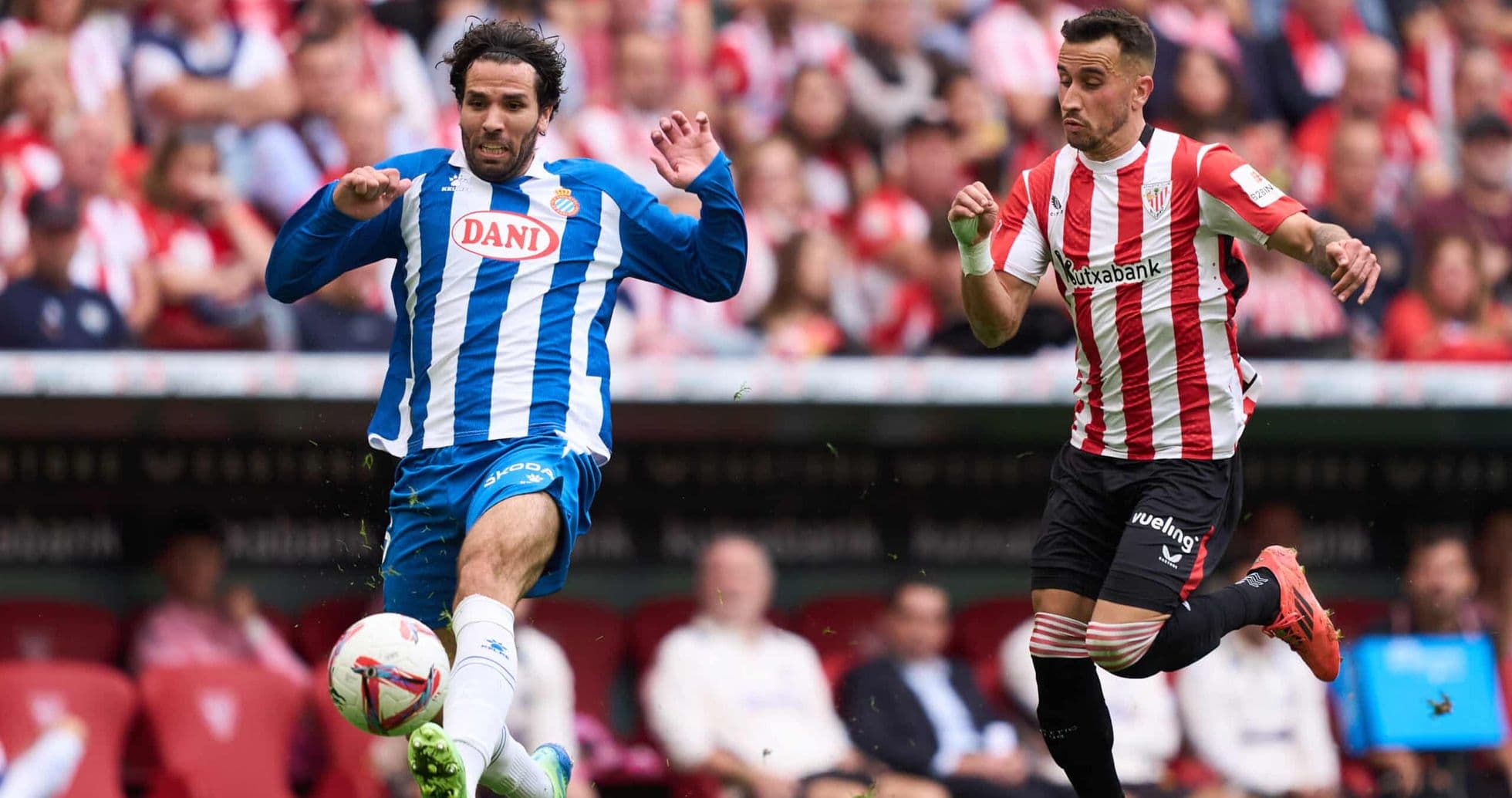 Jugador de Espanyol luchando por el balón