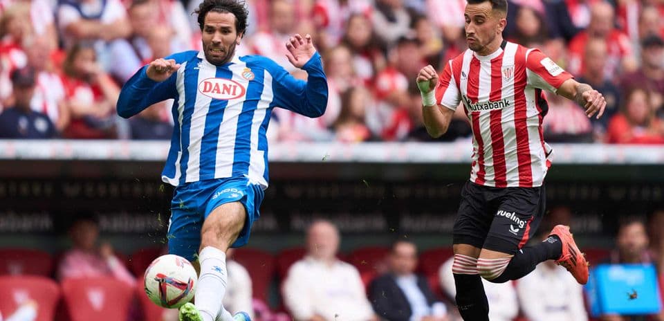 Jugador de Espanyol luchando por el balón