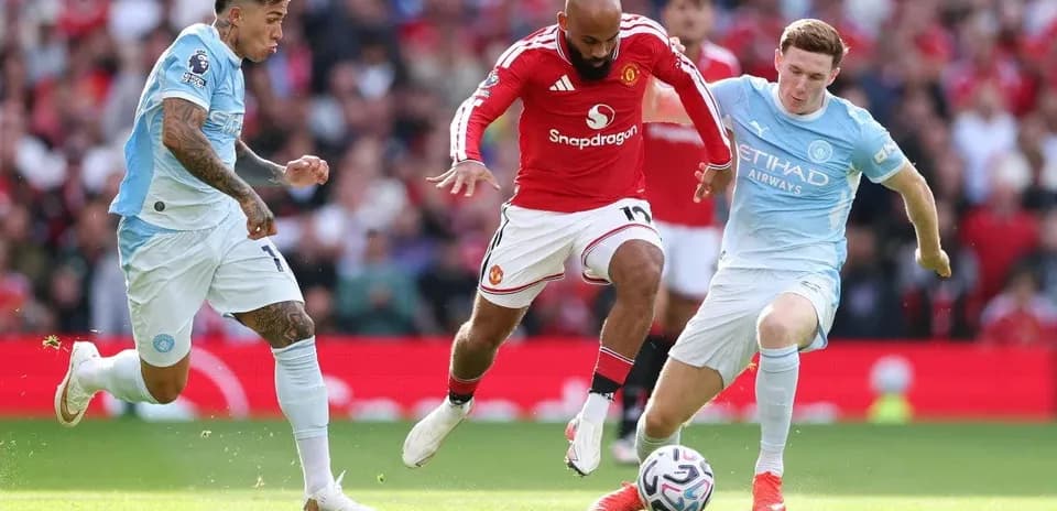Jugadores de Manchester United y Manchester City disputando el balón