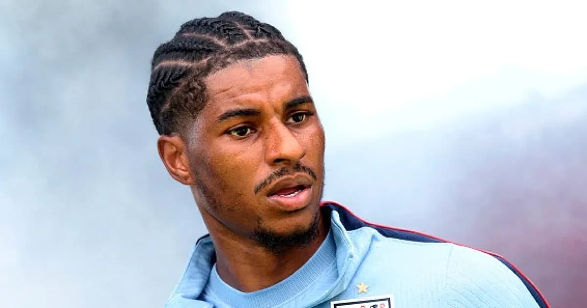 Jugador con trenzas en camiseta de entrenamiento