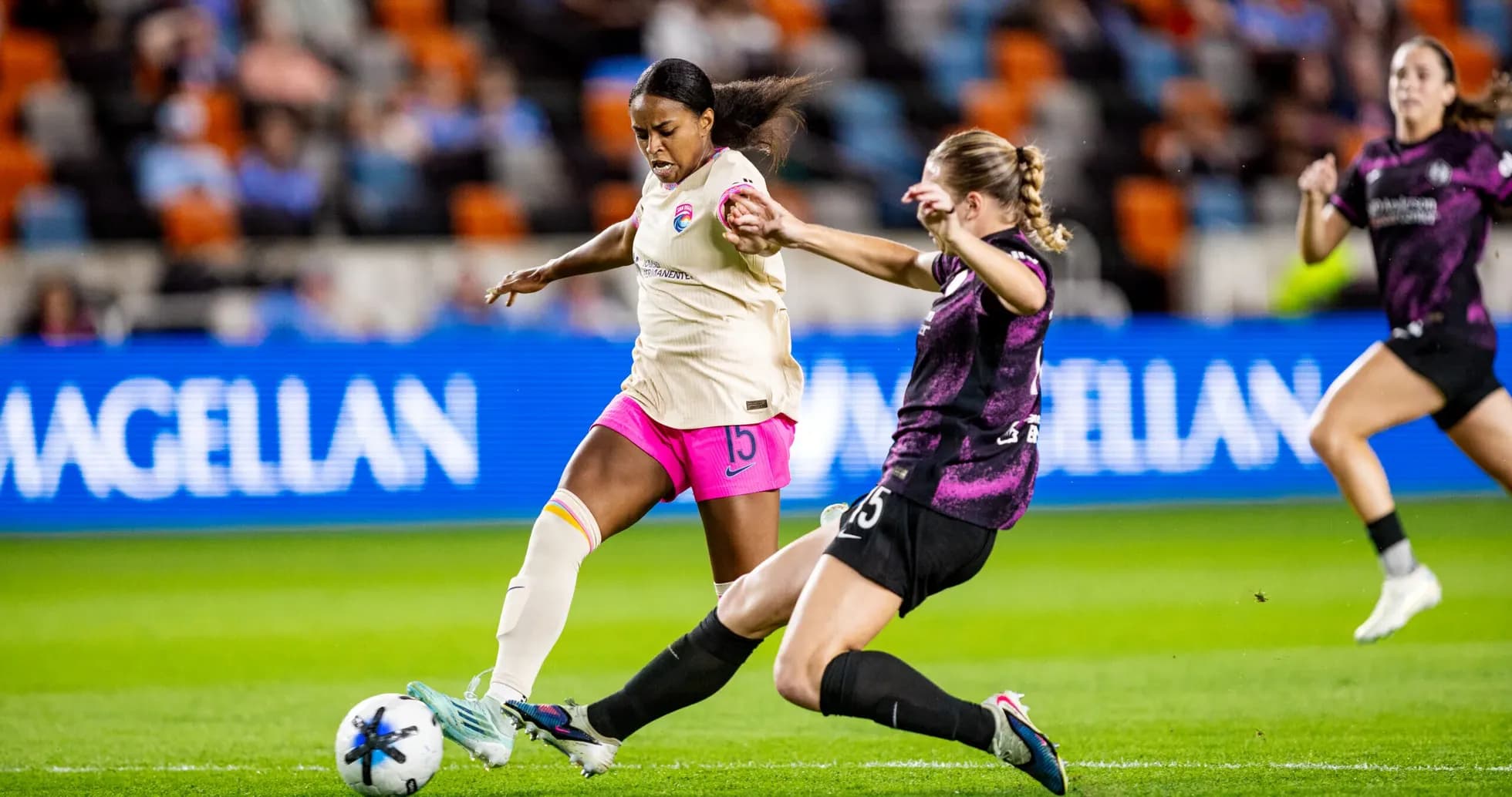 Jugadora de Houston Dash driblando en el partido