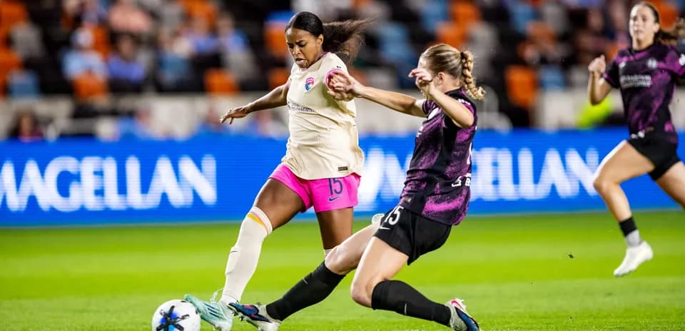 Jugadora de Houston Dash driblando en el partido