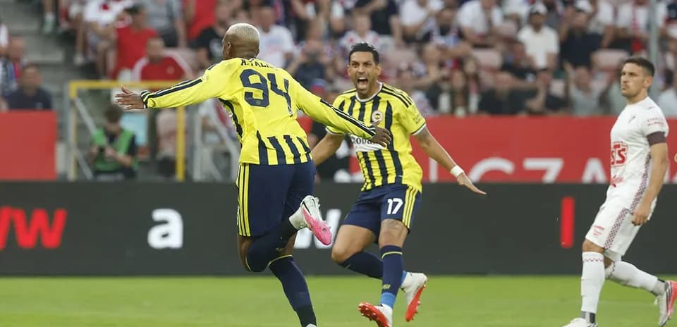 Jugadores de Fenerbahçe celebrando un gol