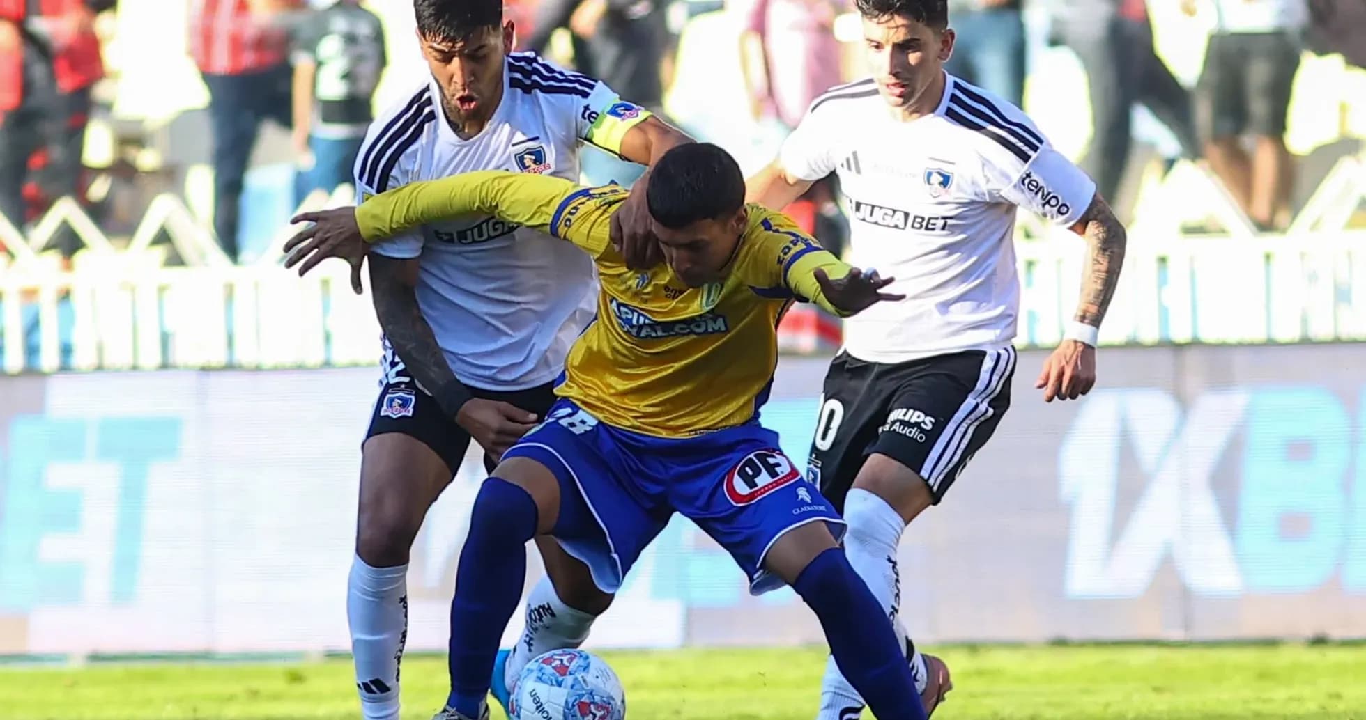Jugador de Universidad de Concepción luchando por el balón