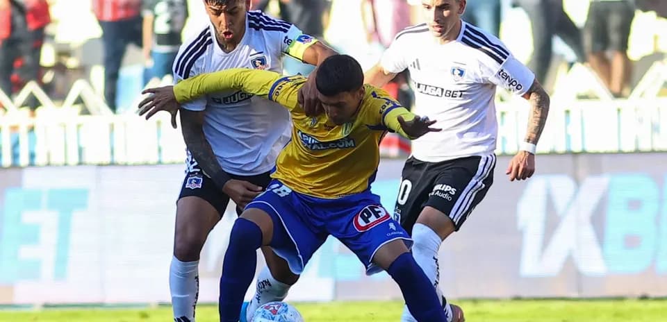 Jugador de Universidad de Concepción luchando por el balón