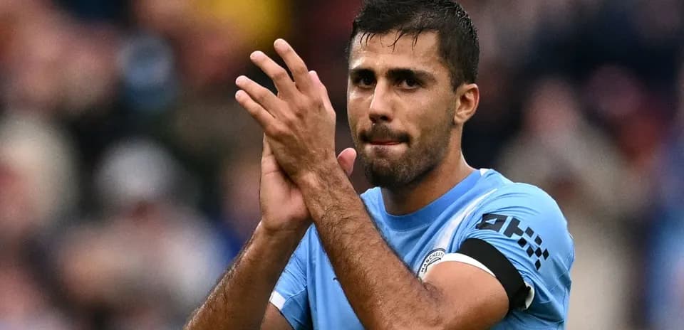 Jugador aplaudiendo a la afición en el estadio
