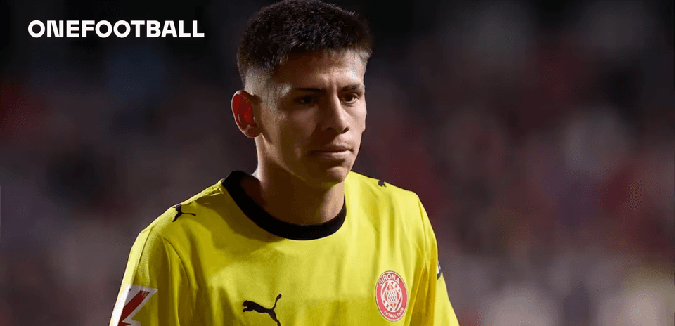 Portero de Girona FC con uniforme amarillo en el campo
