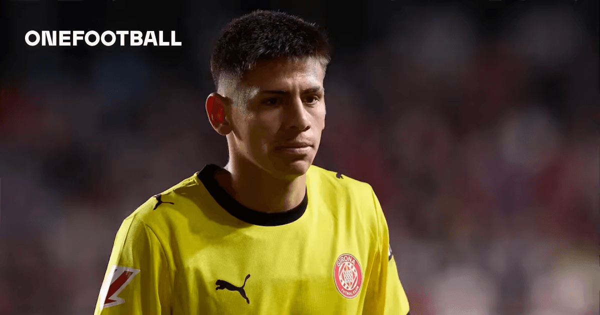 Portero de Girona FC con uniforme amarillo en el campo
