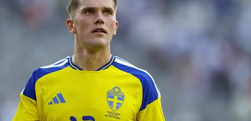 Jugador de Suecia en uniforme amarillo en el campo