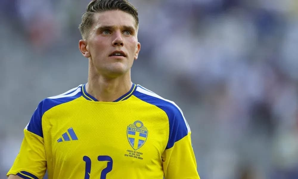 Jugador de Suecia en uniforme amarillo en el campo