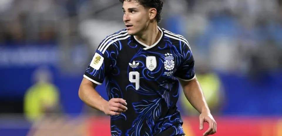 Jugador de Argentina corriendo en el campo de juego