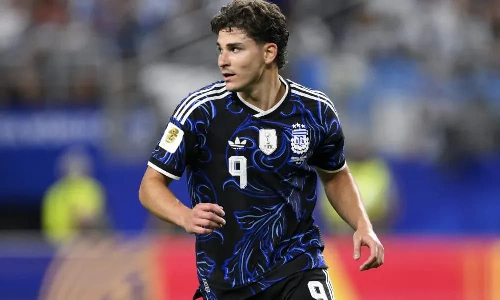Jugador de Argentina corriendo en el campo de juego