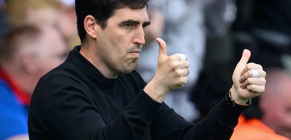 Entrenador haciendo gesto de aprobación durante el partido