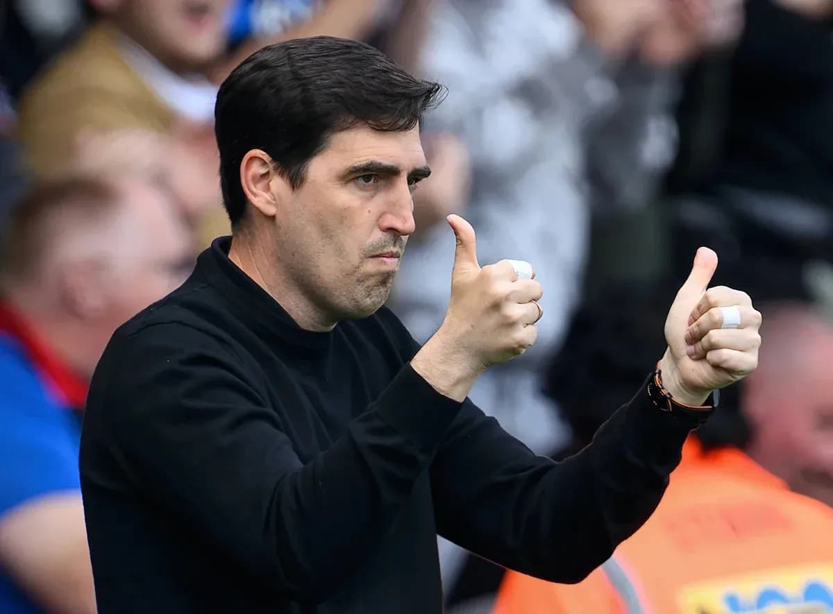 Entrenador haciendo gesto de aprobación durante el partido