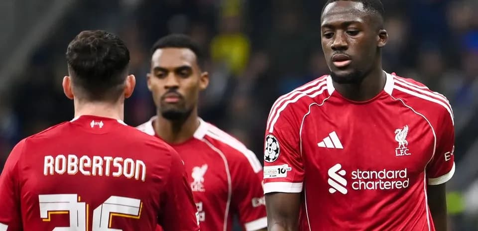 Jugadores de Liverpool en el campo durante partido