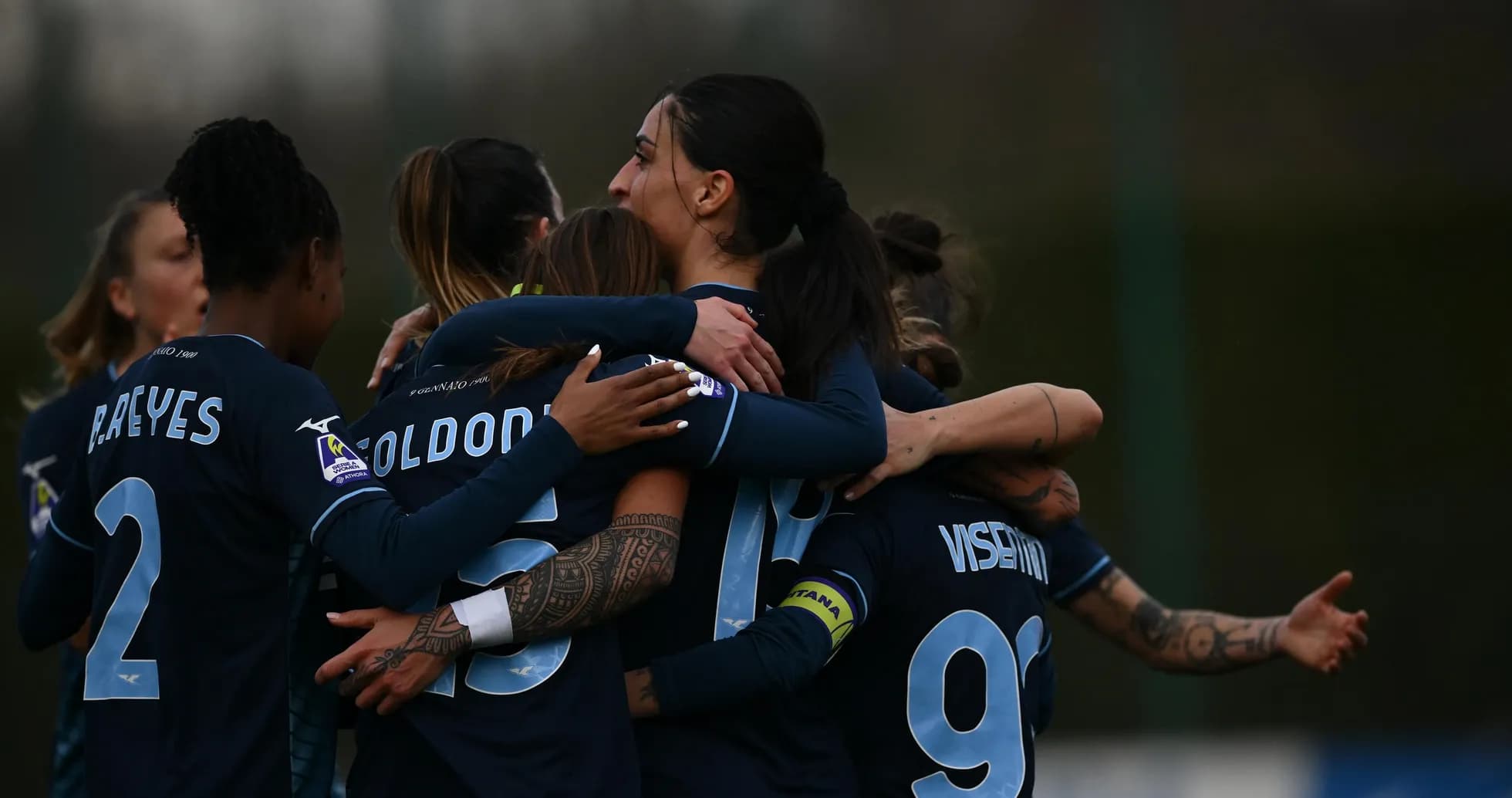 Jugadoras celebrando un gol en el partido