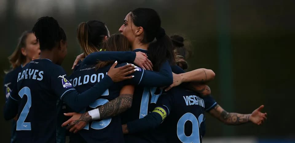 Jugadoras celebrando un gol en el partido