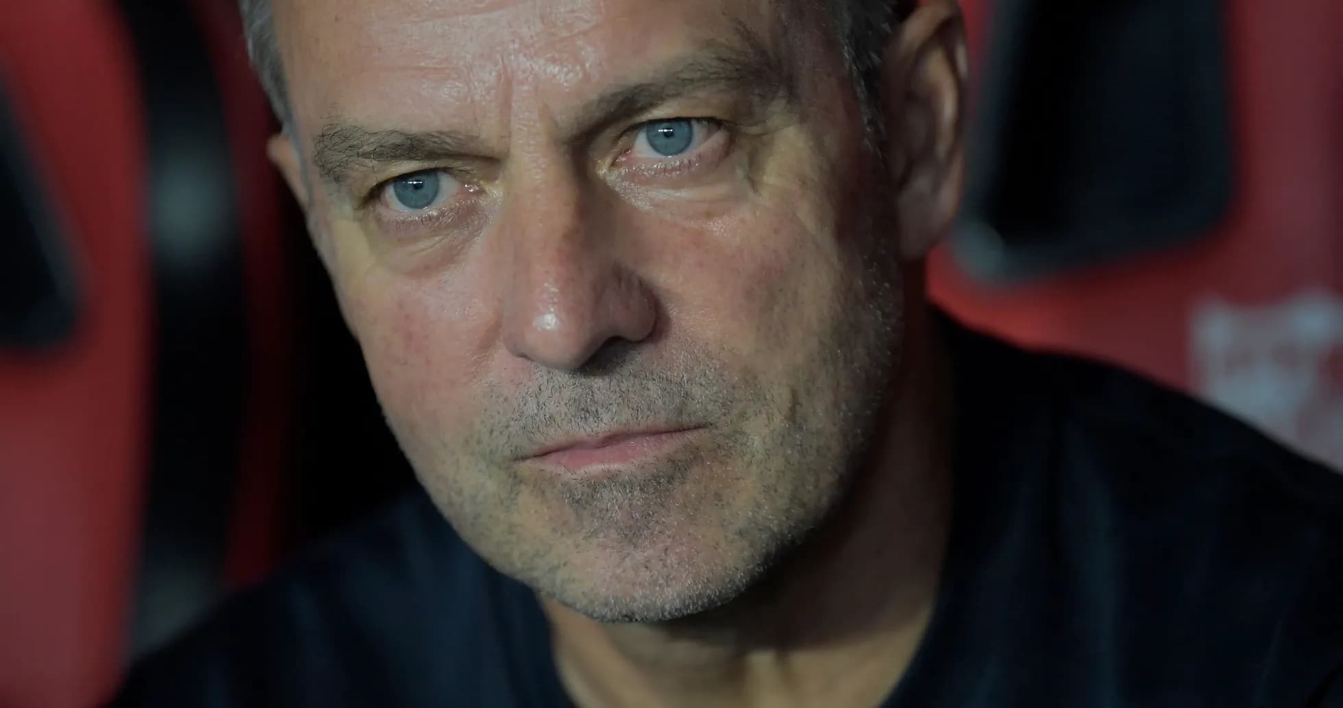 Entrenador sentado en el banquillo del estadio