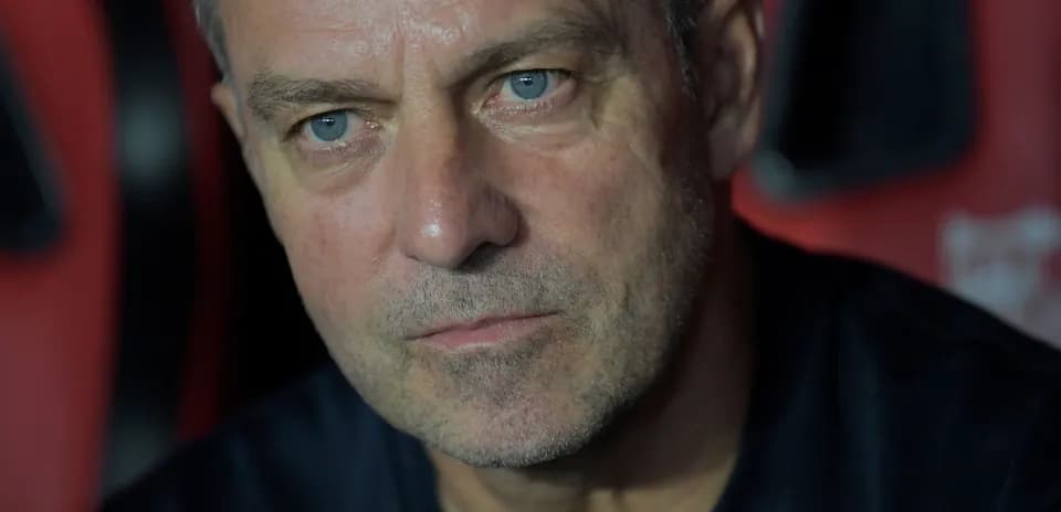 Entrenador sentado en el banquillo del estadio
