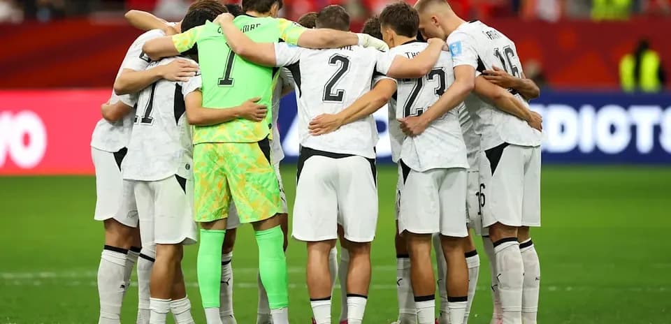 Jugadores en círculo durante reunión en el campo