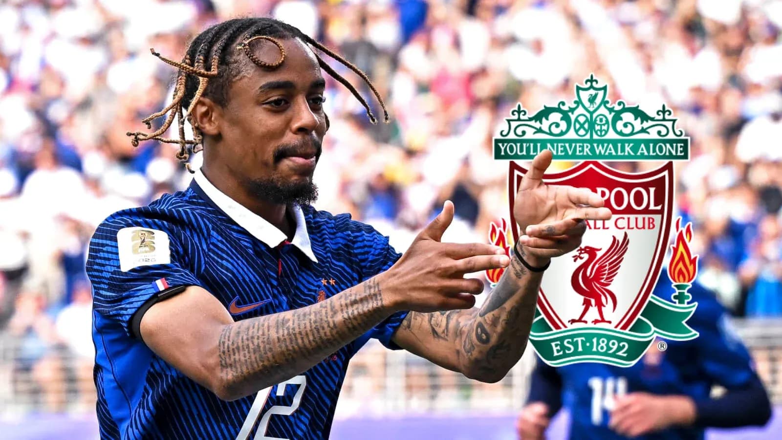 Jugador celebrando en partido con logo de Liverpool