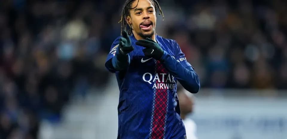 Jugador de PSG gesticulando durante el partido