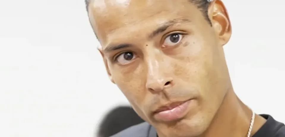 Jugador en entrevista con fondo desenfocado