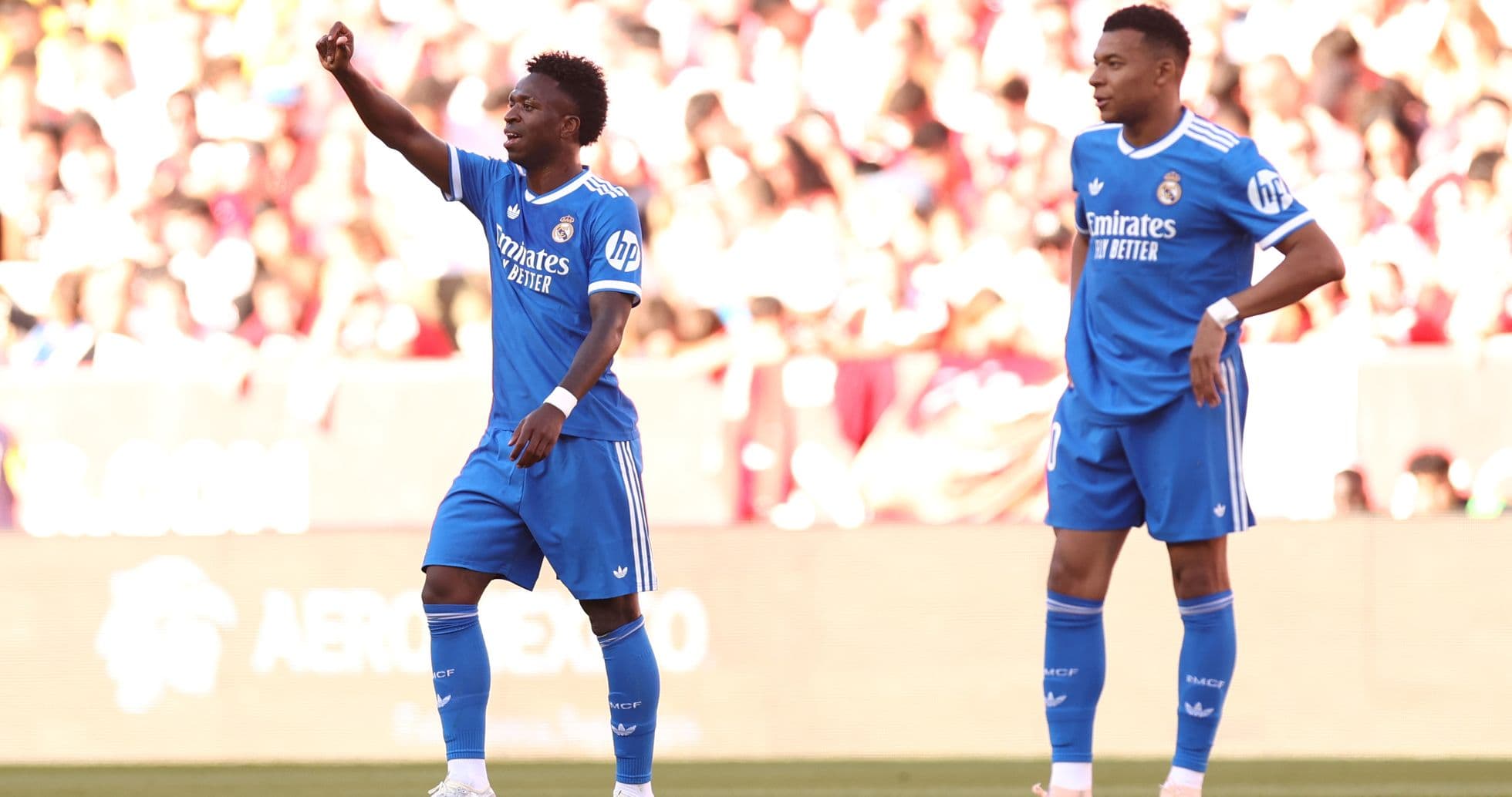 Vinícius Jr. señalando durante el partido