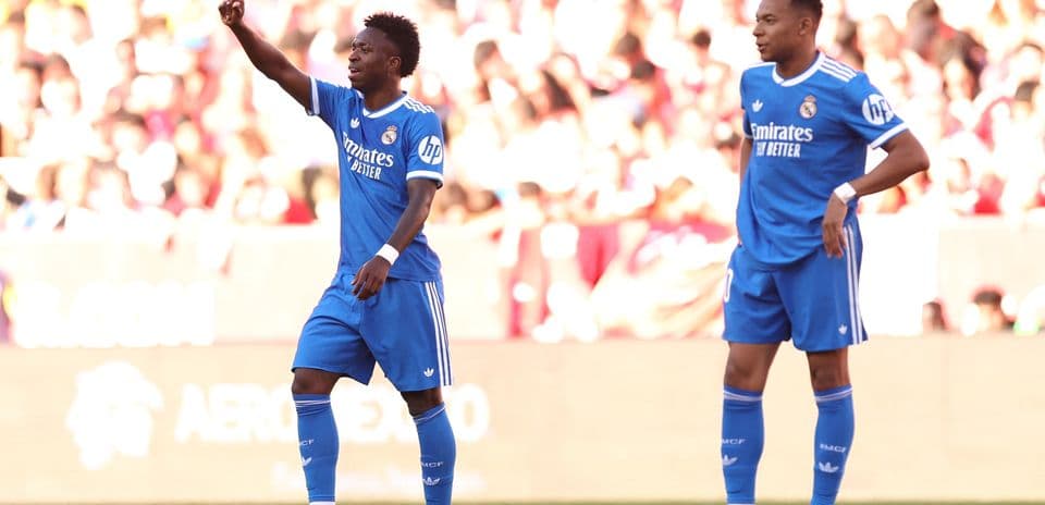 Vinícius Jr. señalando durante el partido