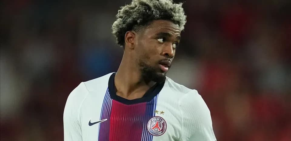 Jugador de PSG mirando hacia atrás en el campo