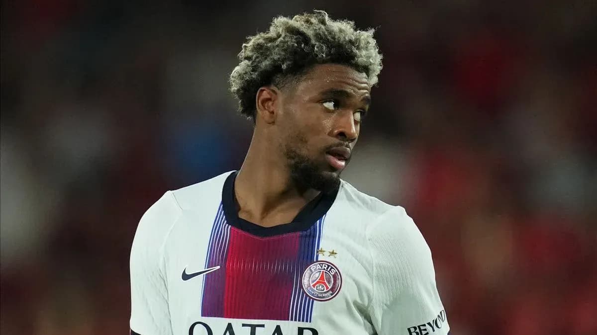 Jugador de PSG mirando hacia atrás en el campo