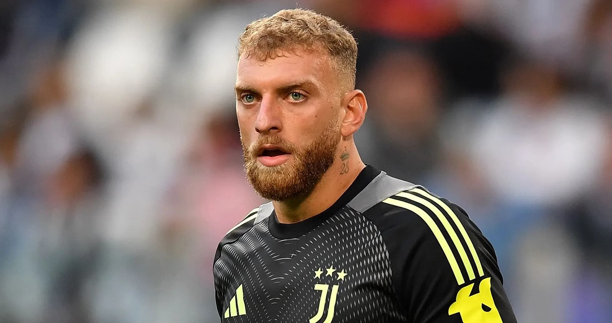 Portero de Juventus preparado en el campo de juego