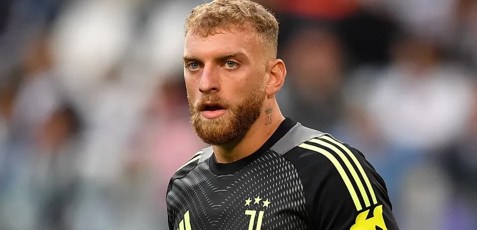 Portero de Juventus preparado en el campo de juego