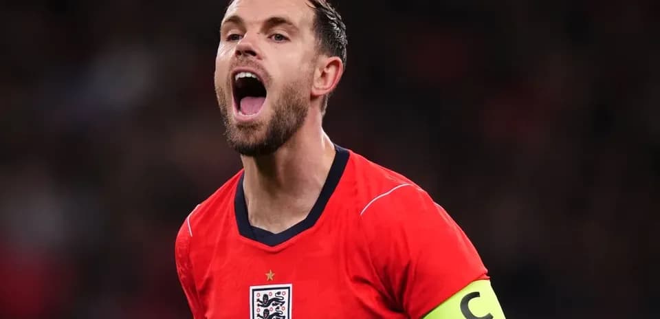 Jugador de Inglaterra gritando en partido de fútbol