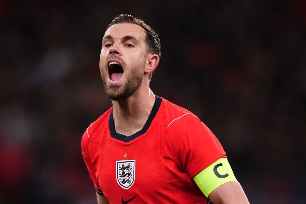 Jugador de Inglaterra gritando en partido de fútbol